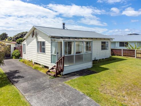 2 Simcox Street, Otaki Beach