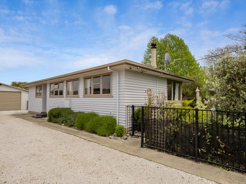 16 Gill Crescent, Redwoodtown