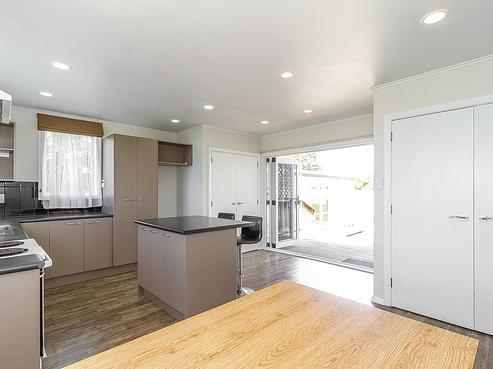8 Curling Crescent, Onekawa