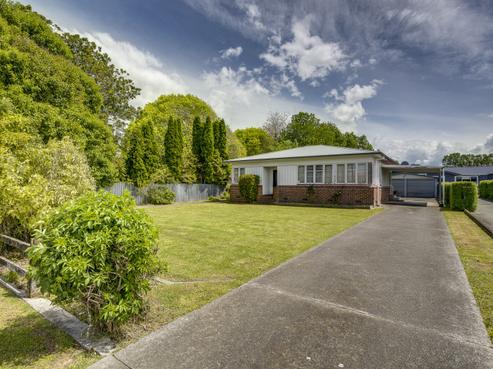 609 Hastings Street South, Akina