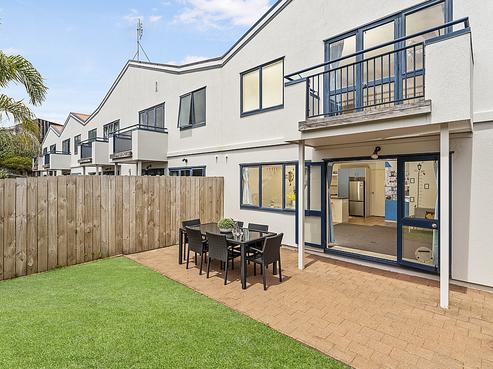 2/70 Fernhill Way, Oteha