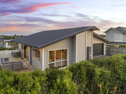 3 Eastreef Court, Long Bay