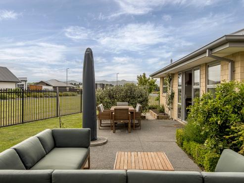 93 Carnaveron Drive, Lincoln