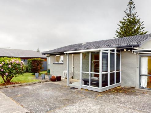 2/127 Centreway Road, Orewa