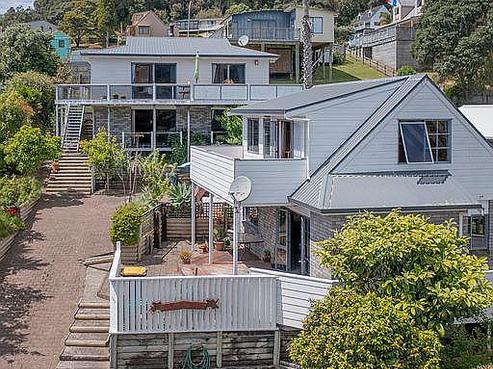 111 The Grove, Onemana