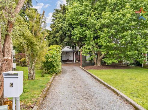 8 Bailey Grove, Trentham