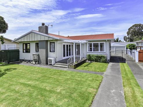 1213 Willowpark Road North, Mayfair