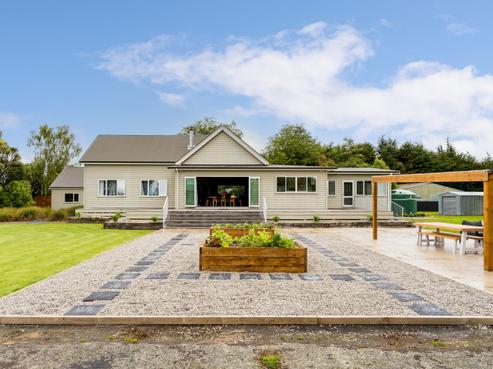 1228 Centre Road, Henley