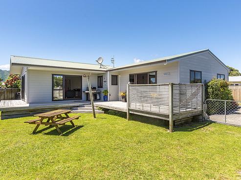 7 Adrian Grove, Waikanae Beach