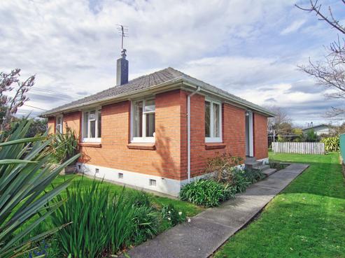 248 High Street North, Carterton