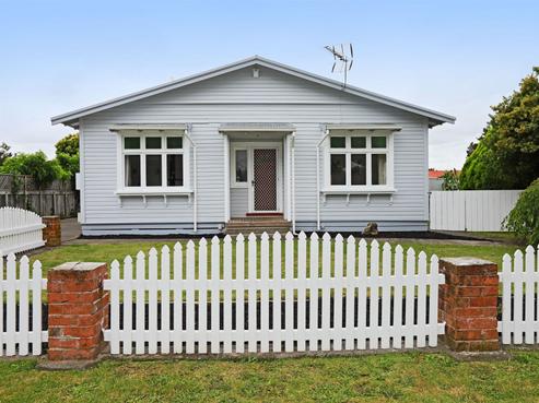 701 Willowpark Road South, Akina