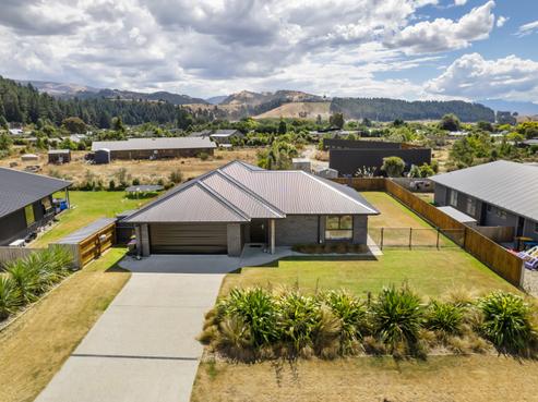 16 Cooper Crescent, Luggate