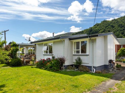 16 Wairau Road, Picton