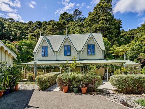15 Whiorau Grove, Lowry Bay