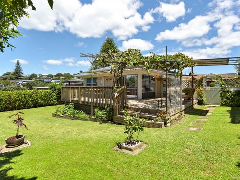 2/4 Noumea Place, Mairangi Bay