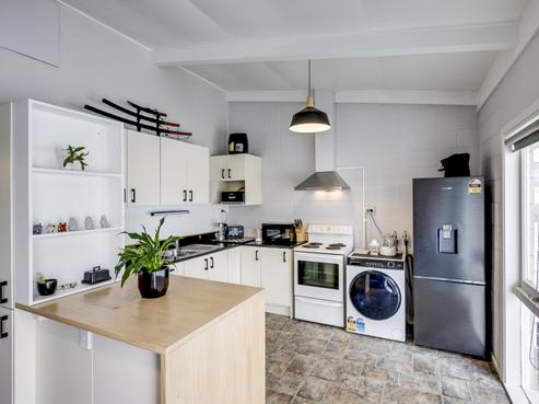2/204B Park Road South, Akina