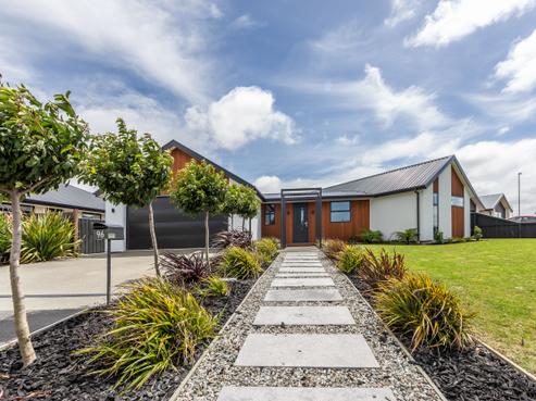 96 Oaks Drive, Lincoln