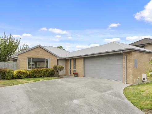 14 Riverbank Road, Northwood