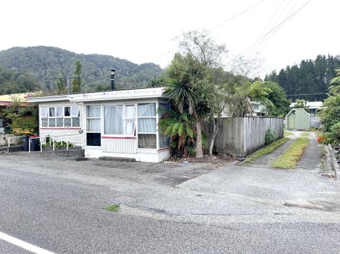 912 State Highway 7, Dobson