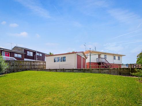 101 Triangle Road, Massey