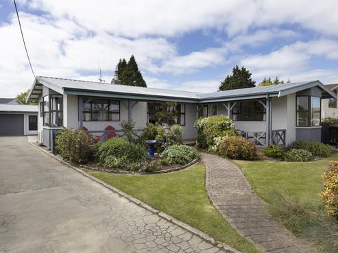 8 Airedale Road, Weston