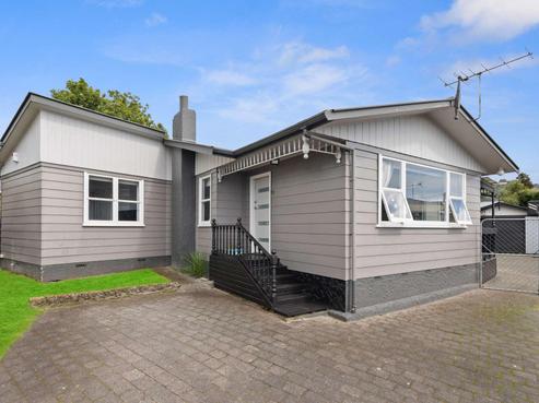 70 Lisa Crescent, Mangakakahi