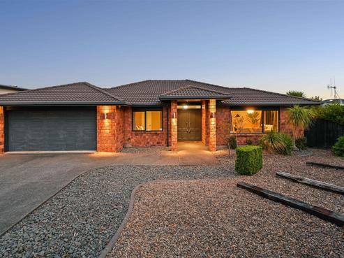 14 Compton Grove, Huntington