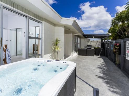 2/64 Seaview Road, Castor Bay