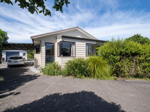 16 Deakin Place, Clive