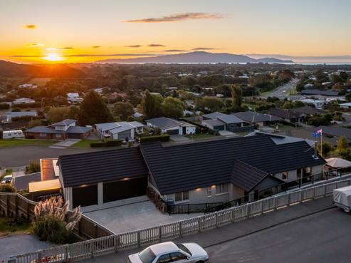 72 Kakariki Grove, Waikanae