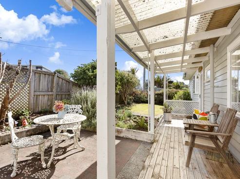 11 Sea View Road, Leigh