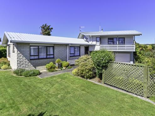 15 Deakin Place, Clive