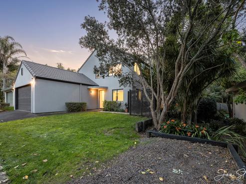 20 Poturi Streams Avenue, Titirangi