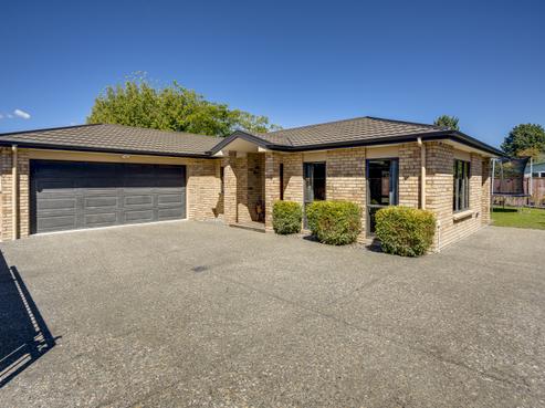 208A Frimley Oaks, Frimley