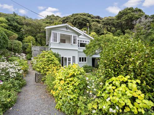 16 Kowhai Street, Eastbourne