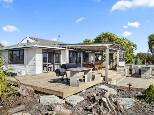 2135 Awhitu Road, Pollok