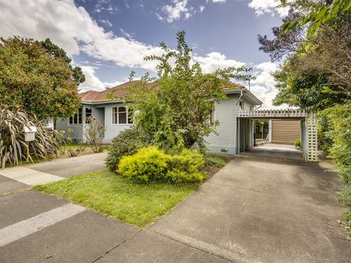 703 Park Road South, Akina