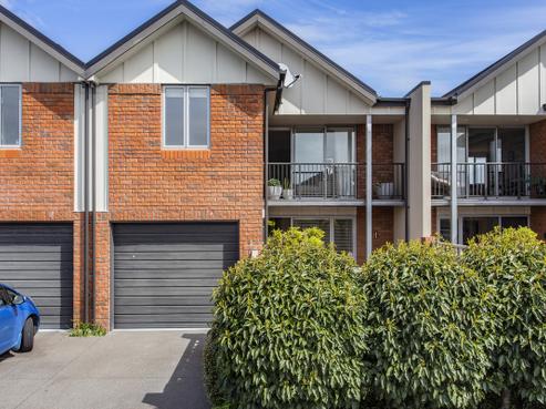 6B Henley Green, Northwood