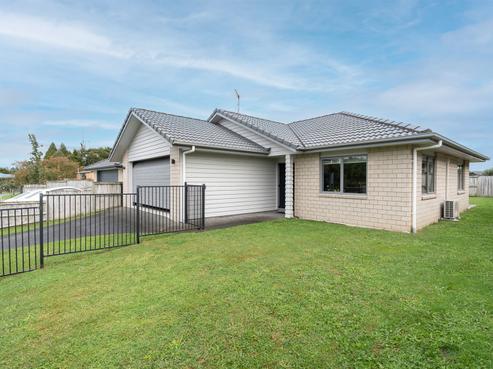 87 Barrington Drive, Huntington