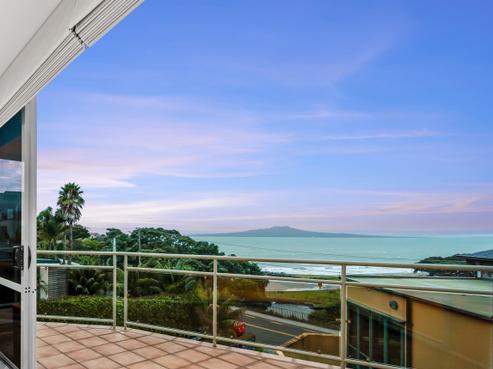 2/8 Beach Road, Castor Bay