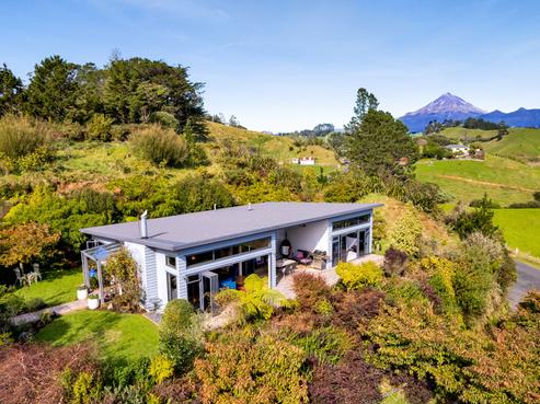 10 Allan Road, Egmont Village