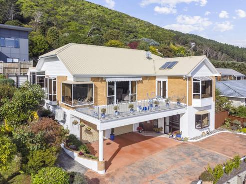 49 Kakariki Grove, Waikanae