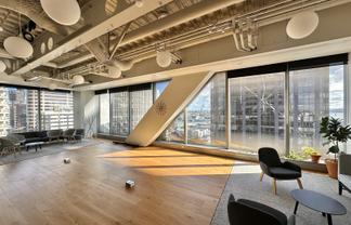 Spacious suite in Commercial Bay