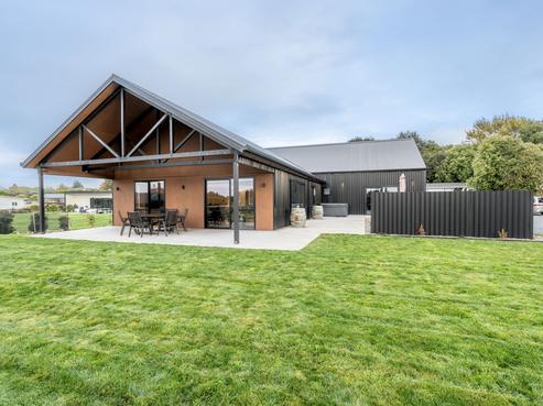 5 Black Road, Otatara