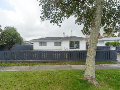 27 Pinedale Parade, Milson