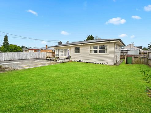 84 Bruce Avenue, Glenview
