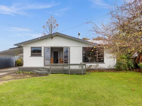 8 Elizabeth Place, Clive