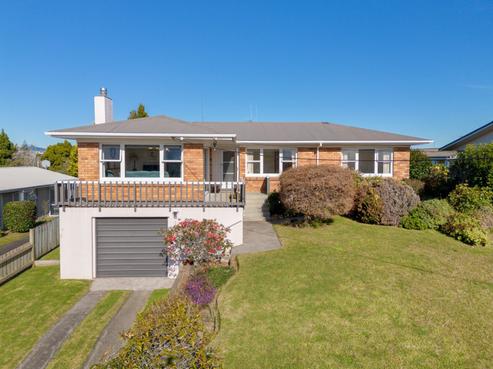 6 Jefferson Place, Brookfield