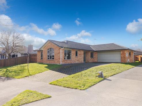 5 Ravenscourt Place, Huntington