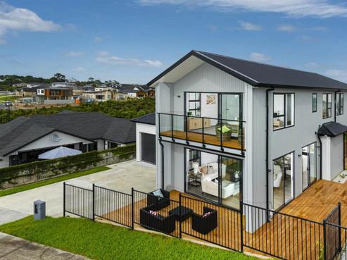 8 Canoe Lane, Riverhead